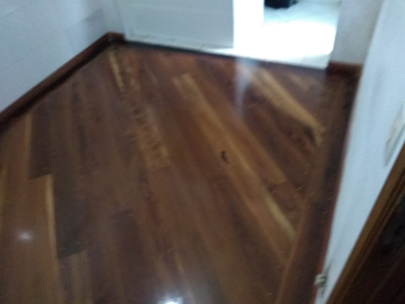 Corredor em cumaru com brilho profundo