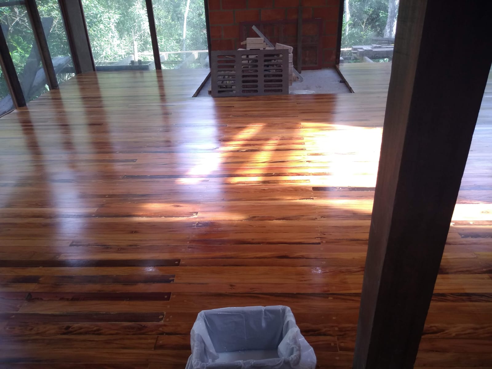 Deck/assoalho em casa de campo após verniz