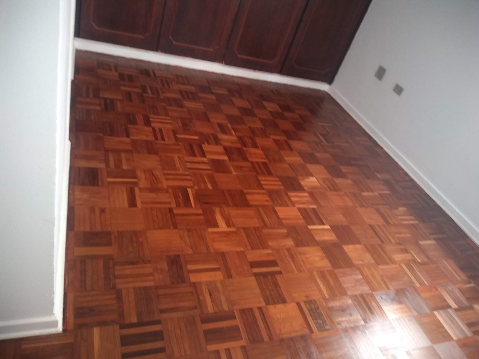 Tacos tipo mosaico restaurados em jatobá