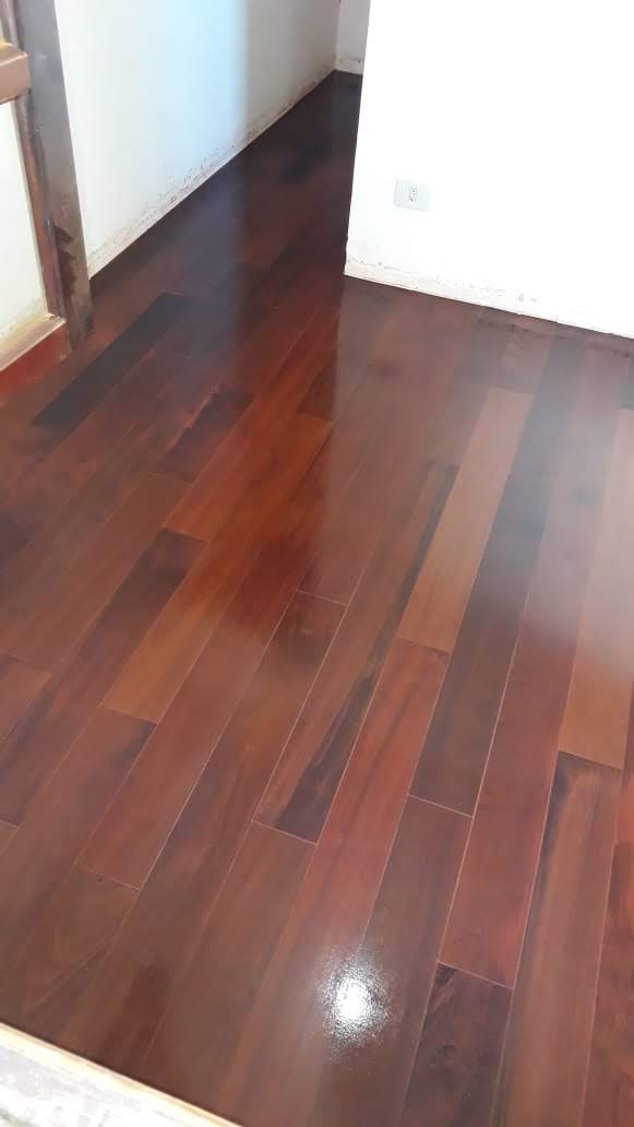 Quarto em sucupira escura recém-envernizado