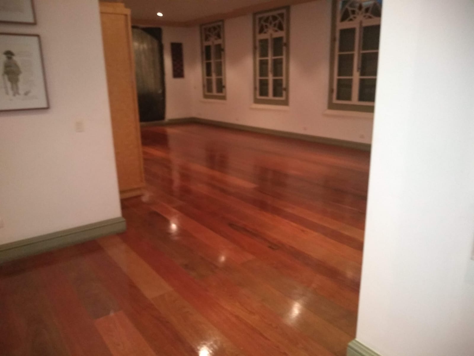 Salão em peroba com acabamento brilhante