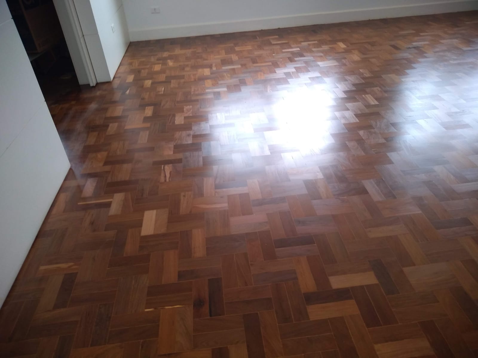 Parquet espinha-de-peixe em sucupira